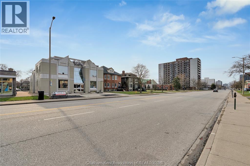 1585 Ouellette Avenue, Windsor — photograph 2