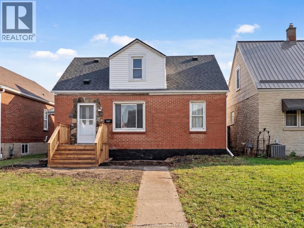 1527 Benjamin Avenue, Windsor — primary photograph