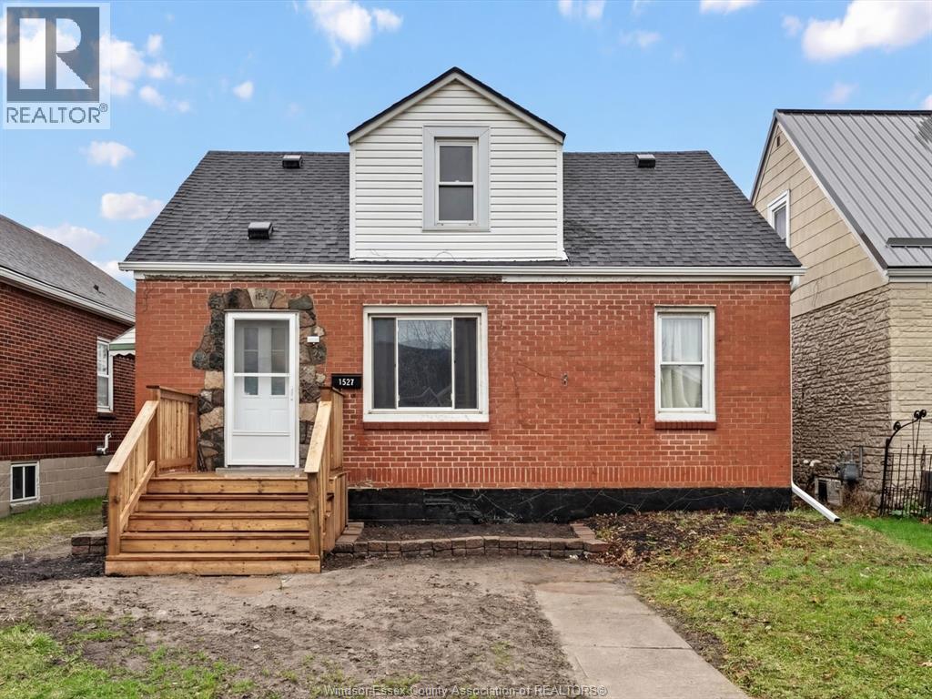 1527 Benjamin Avenue, Windsor — photograph 2