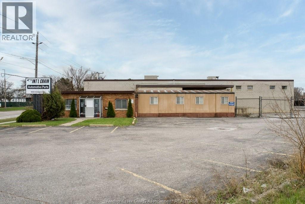 1555 Kildare Road, Windsor — photograph 2