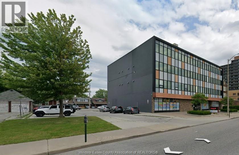 1368 Ouellette Avenue, Windsor — photograph 3