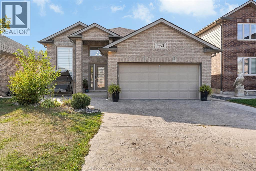 3921 Zanzibar Crescent, Windsor — primary photograph