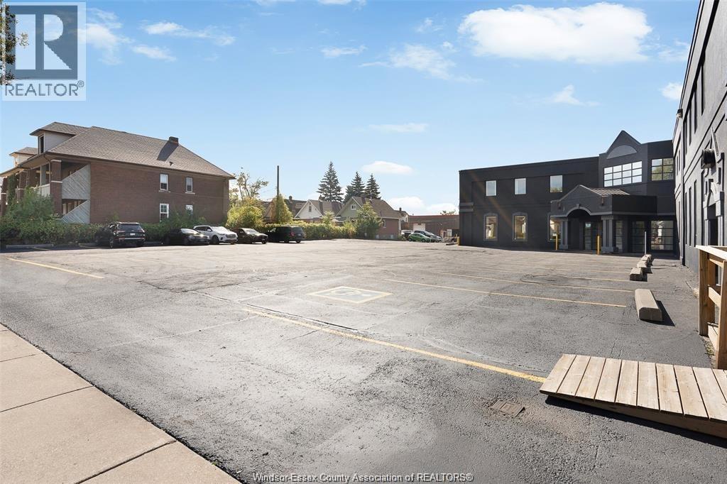 1501 Howard Avenue #106, Windsor — photograph 3