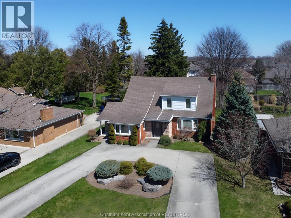 465 Victoria Avenue, Chatham — photograph 3