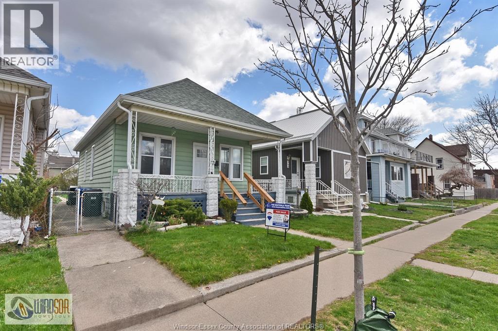 558 Elm, Windsor — photograph 2