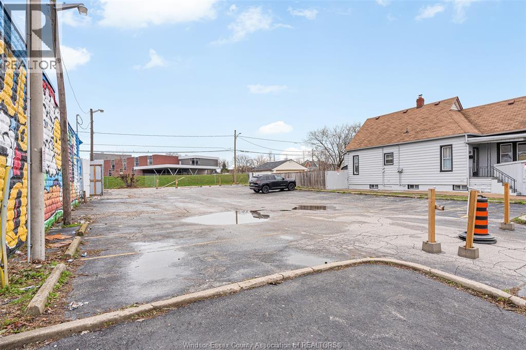 1092 Wyandotte Street, Windsor — photograph 2