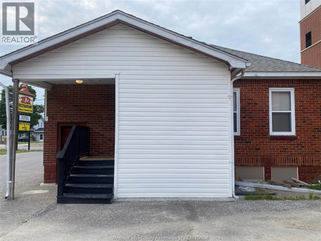 11933 Tecumseh Road, Tecumseh — photograph 2