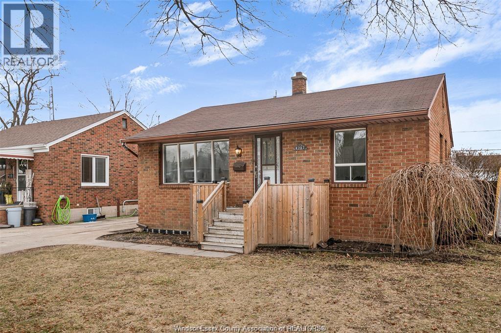 1217 Harrison, Windsor — photograph 2