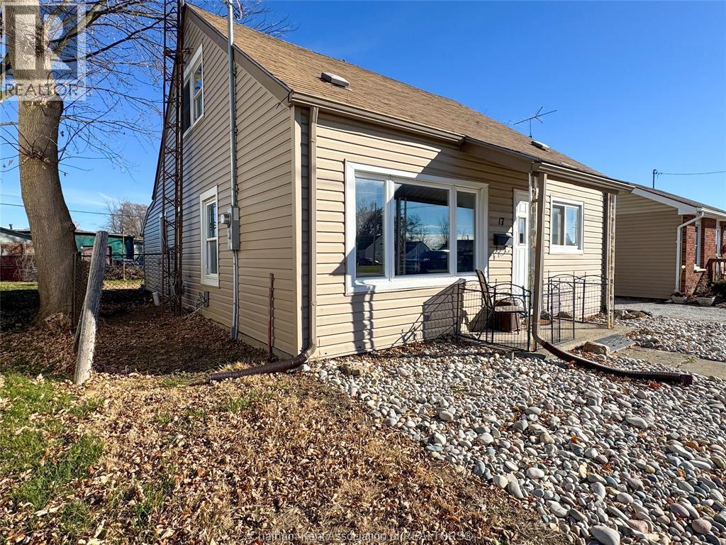 17 McNaughton Avenue, Wallaceburg — photograph 2