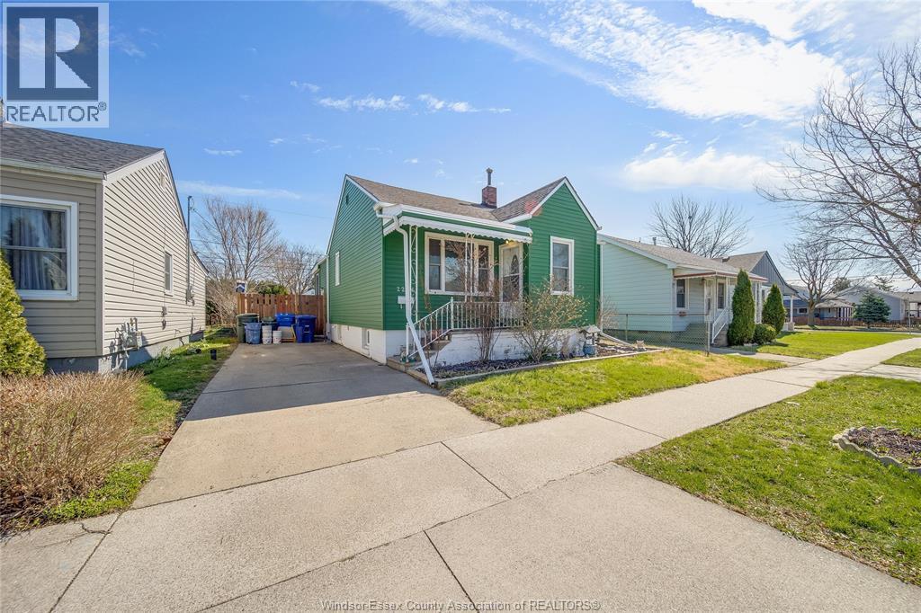 2286 Forest Avenue, Windsor — primary photograph
