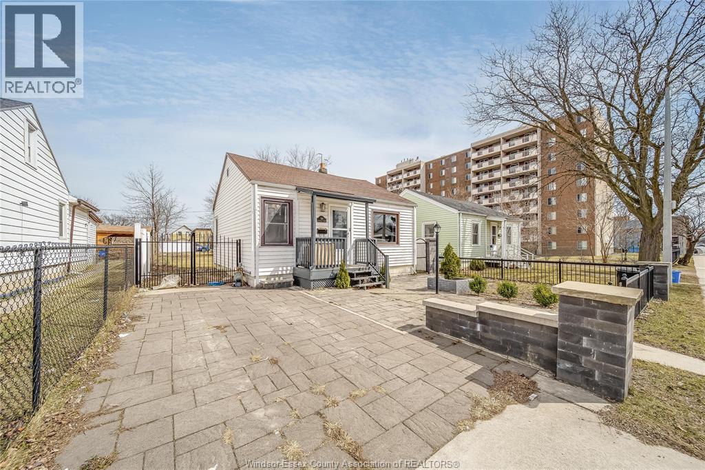 744 McDougall Street, Windsor — photograph 2