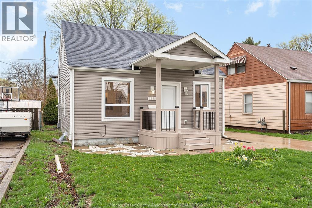 2358 Louis Avenue, Windsor — photograph 2