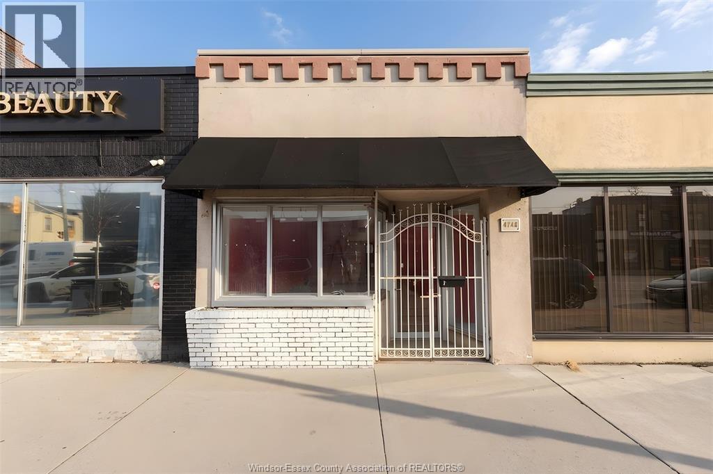 4746 Wyandotte Street, Windsor — primary photograph