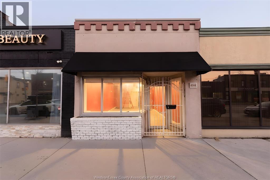 4746 Wyandotte Street, Windsor — photograph 2