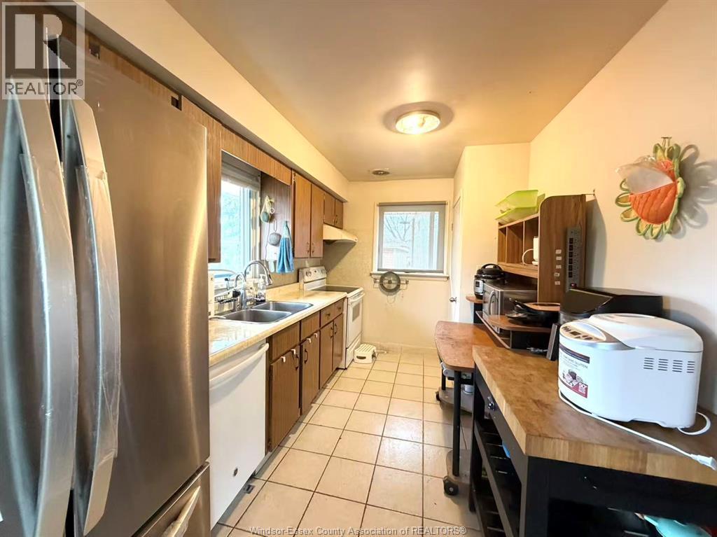 3863 Longfellow Avenue, Windsor — primary photograph