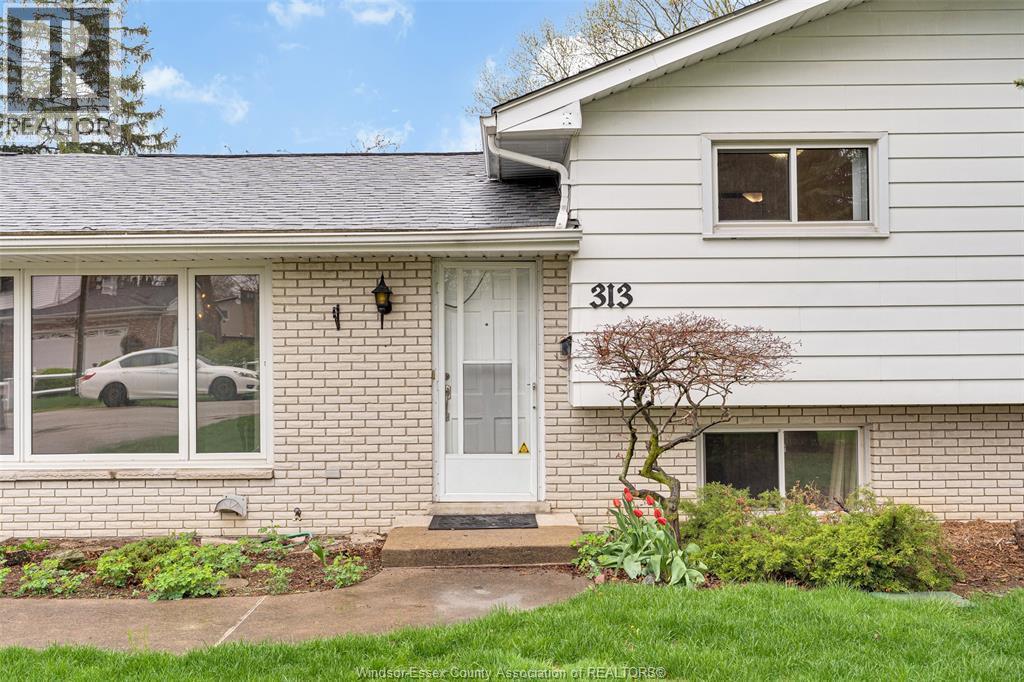 313 Barry Avenue, Tecumseh — photograph 3