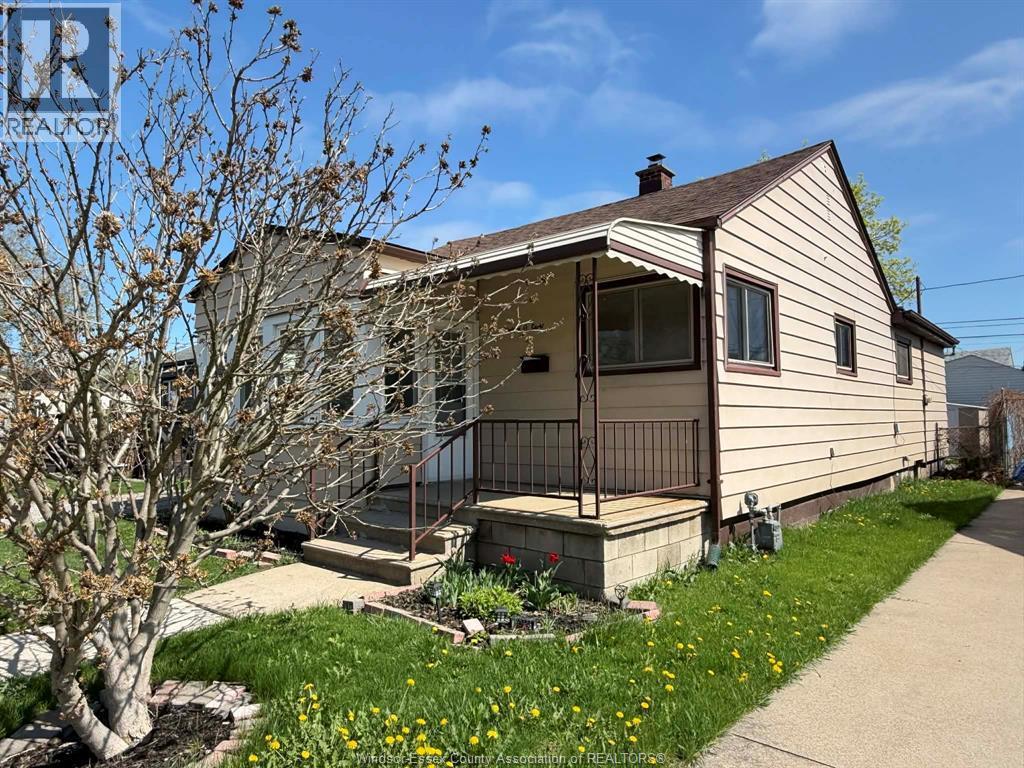 1608 George Avenue, Windsor — primary photograph