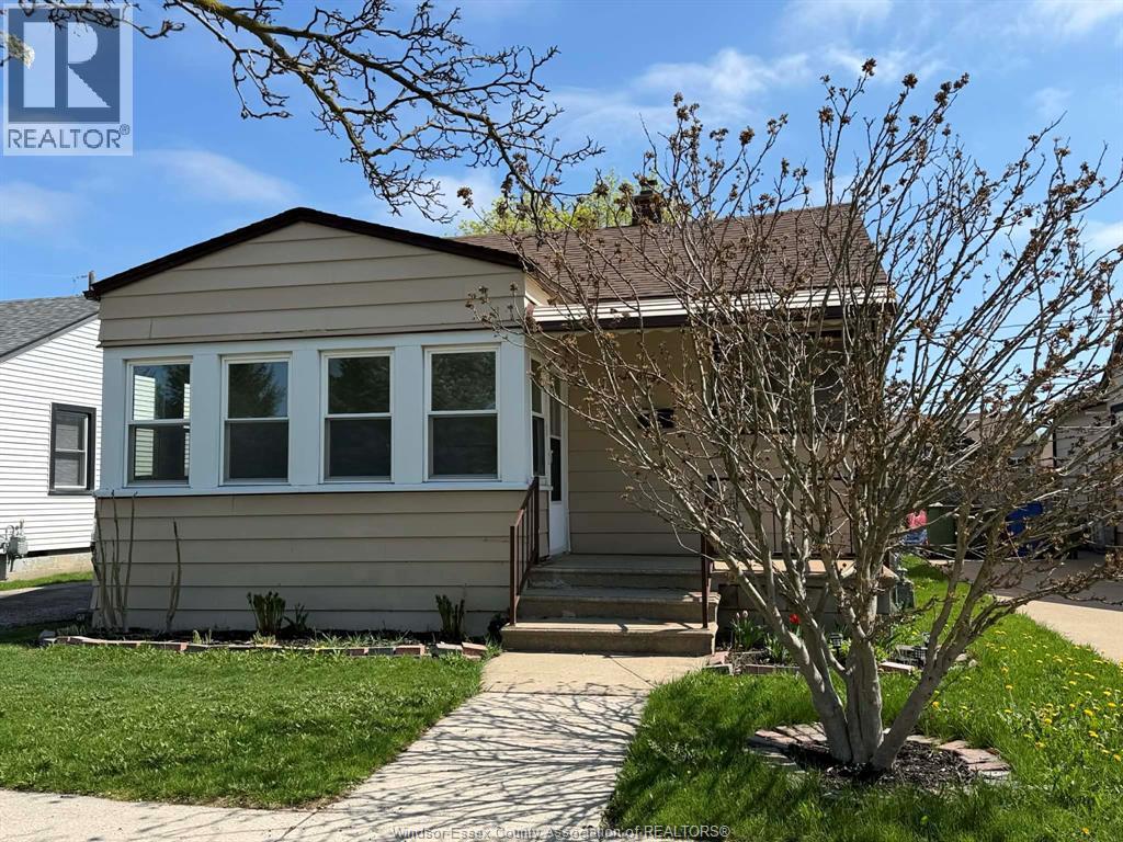 1608 George Avenue, Windsor — photograph 2