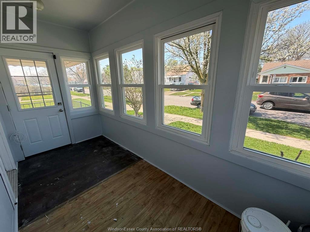 1608 George Avenue, Windsor — photograph 3