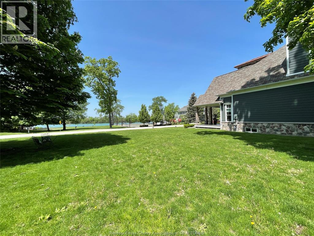 329 Crystal Bay Drive, Amherstburg — photograph 2