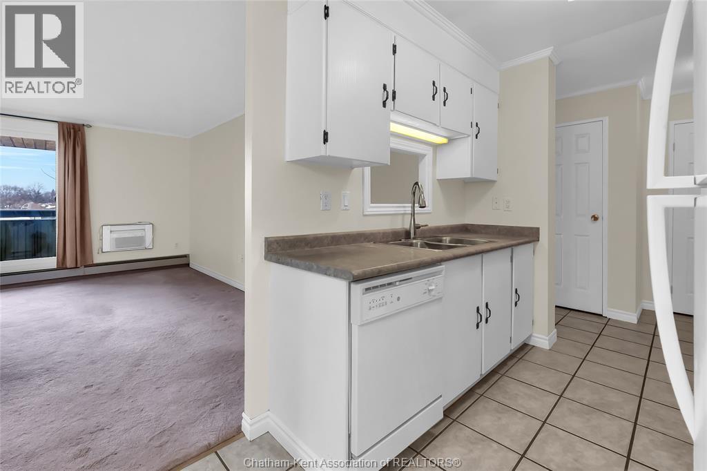 Single Family — 975 Grand Avenue, Chatham, Ontario