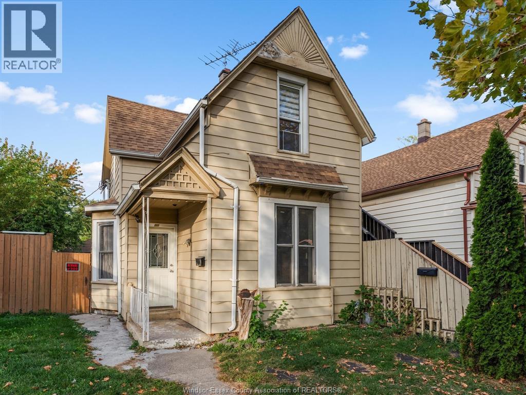 253 Curry Avenue, Windsor — photograph 3