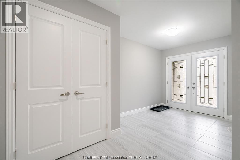 32 Betty Court, Chatham — photograph 3
