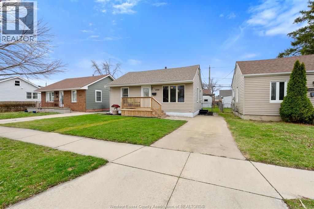 2228 Elsmere Avenue, Windsor — photograph 3