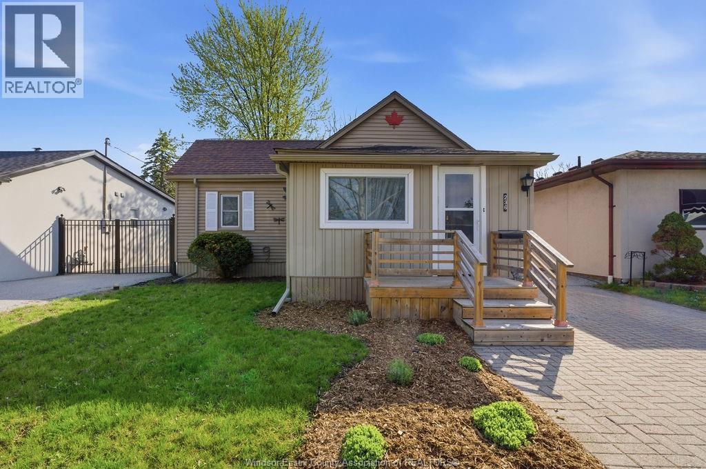 236 Frank Avenue, Windsor — primary photograph