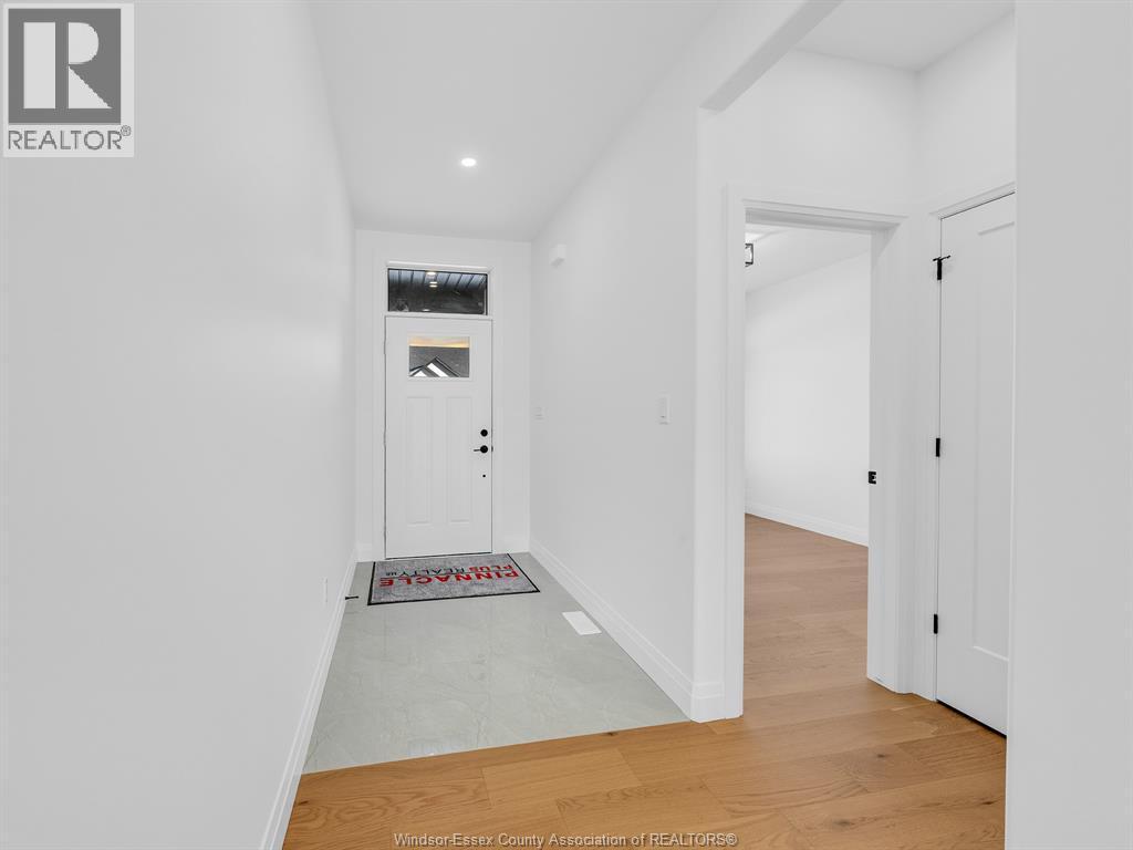 2626 Barkley Avenue, Windsor — photograph 2