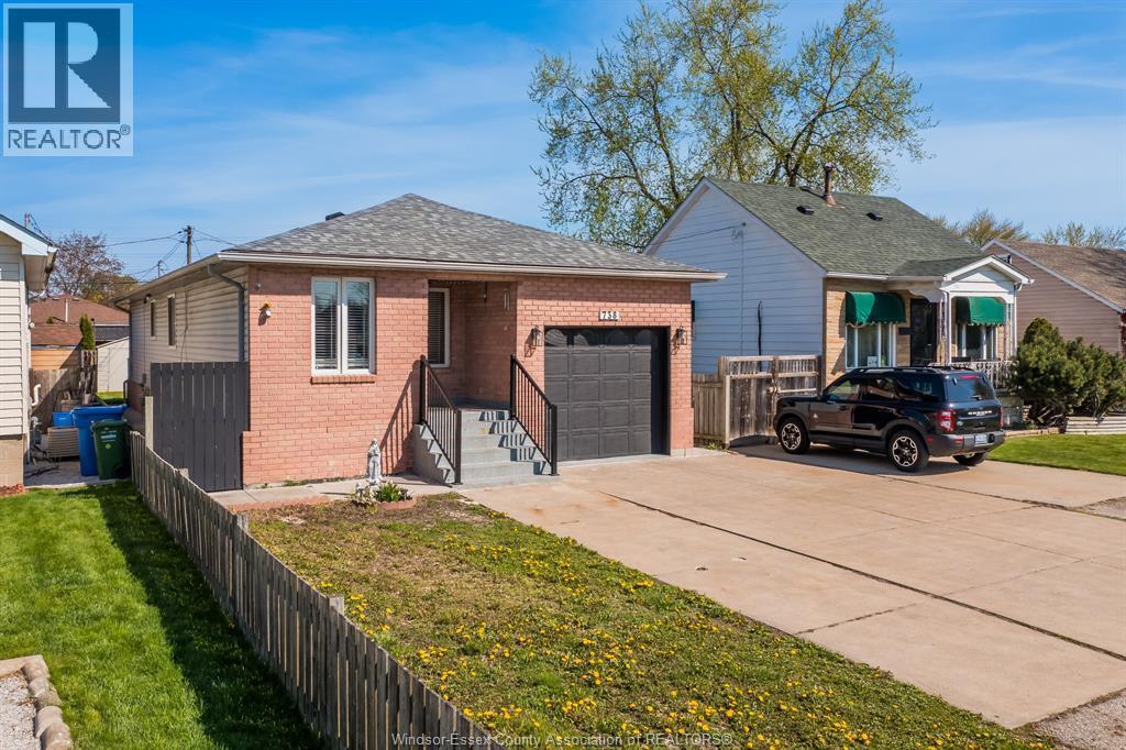 738 Bensette Street, Windsor — photograph 2