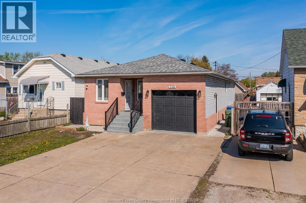 738 Bensette Street, Windsor — photograph 3