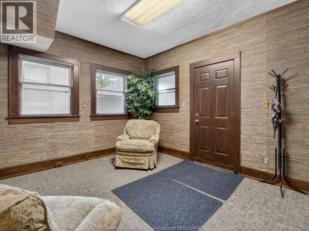 1279 Ouellette Avenue, Windsor — photograph 3