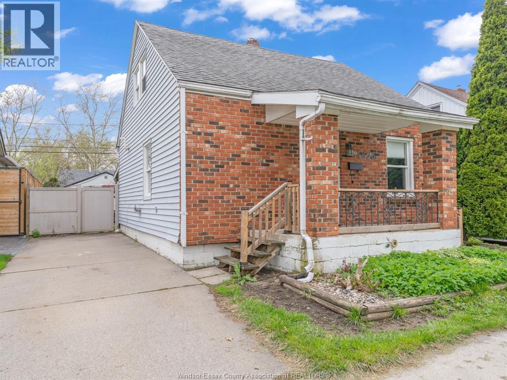 1825 Tourangeau Road, Windsor — primary photograph