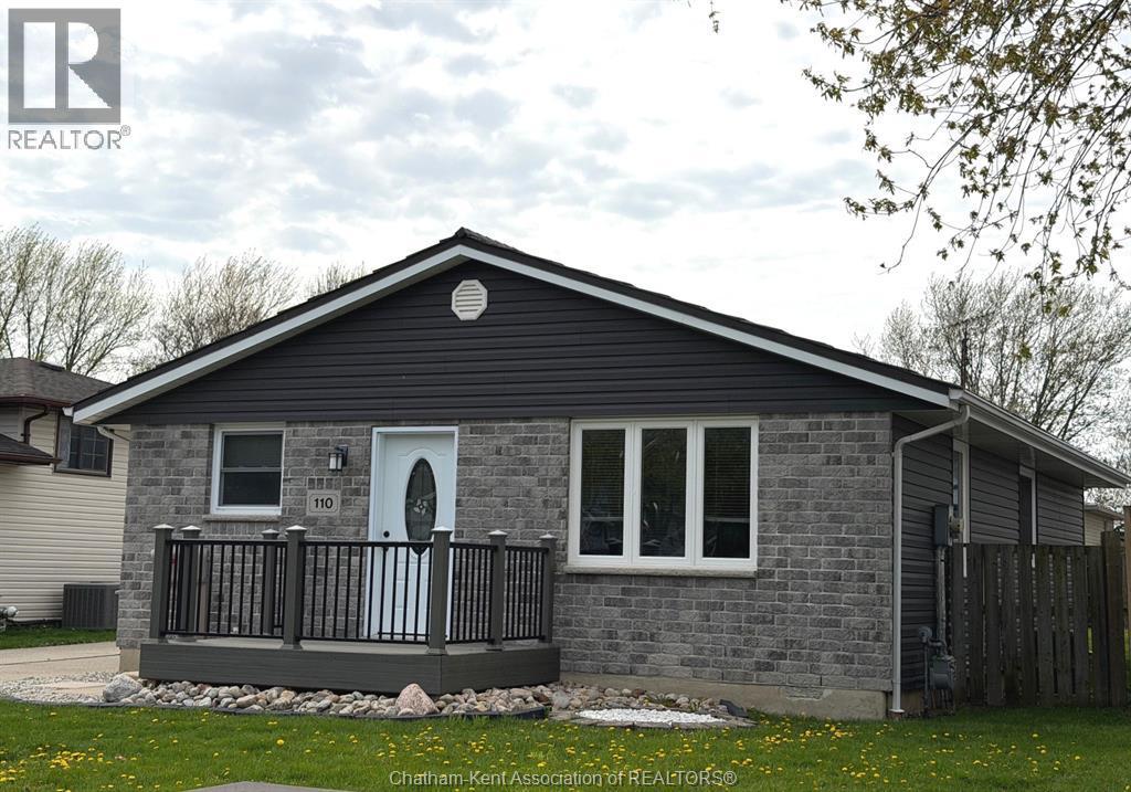 110 Highbury Crescent, Wallaceburg — photograph 2