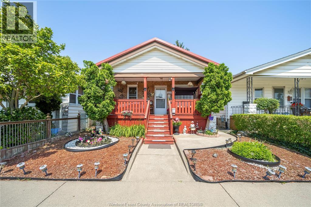 1054 Oak Street, Windsor — primary photograph
