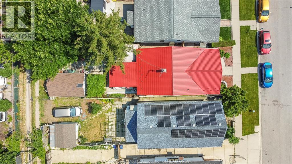 1054 Oak Street, Windsor — photograph 2