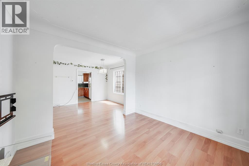1054 Oak Street, Windsor — photograph 3