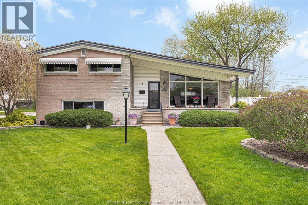 452 Carling Crescent, Windsor — photograph 2