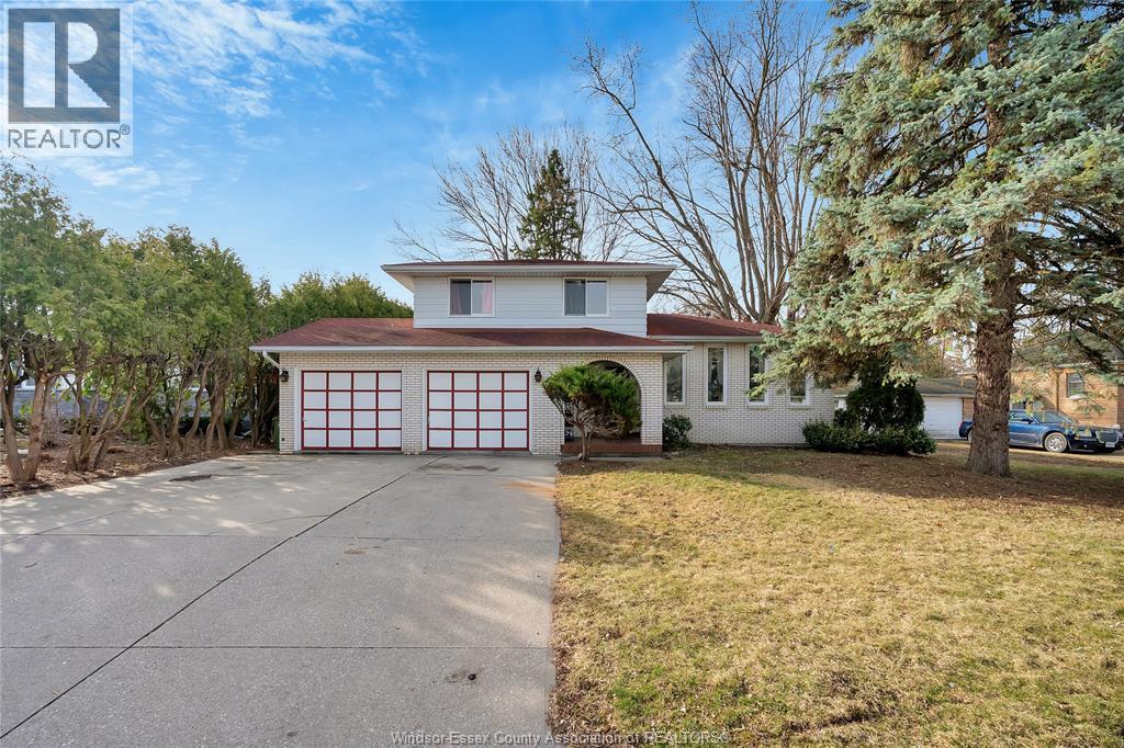 655 Roseland Drive, Windsor — primary photograph