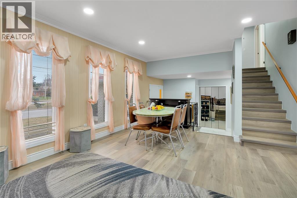 655 Roseland Drive, Windsor — photograph 3