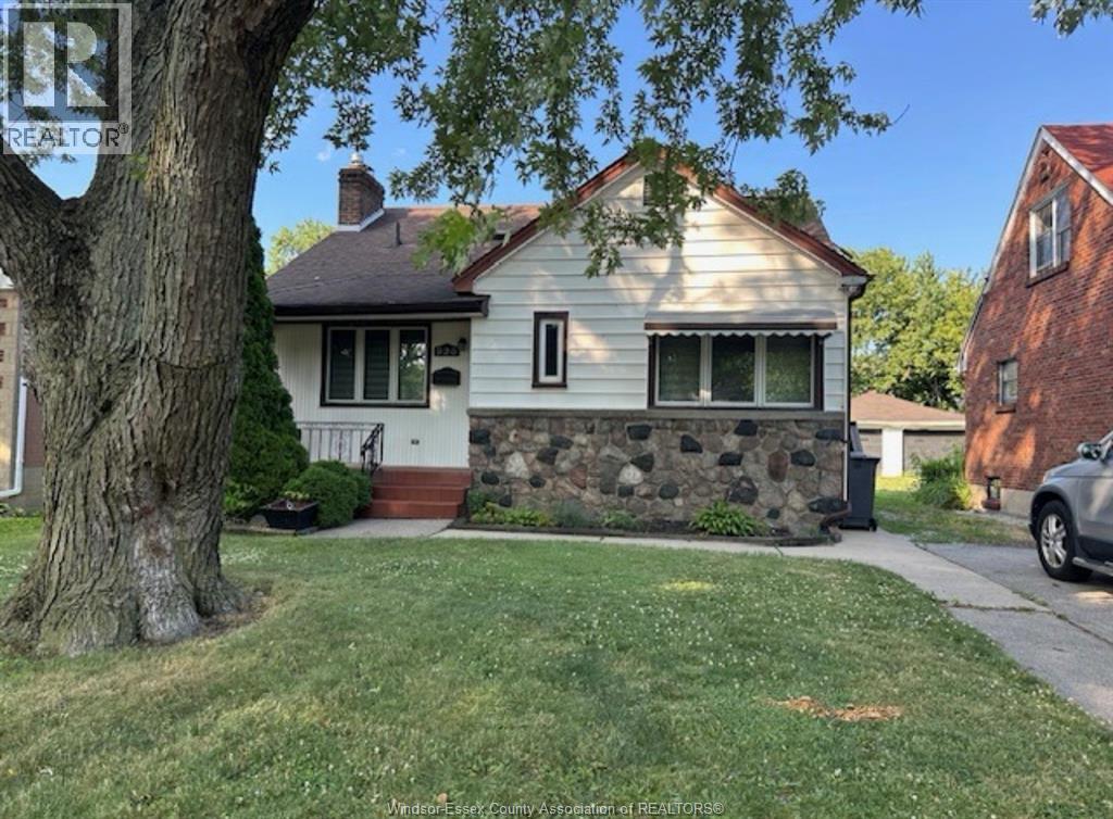 926 Thompson Boulevard, Windsor — primary photograph