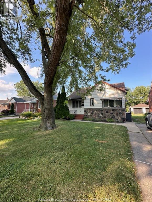 926 Thompson Boulevard, Windsor — photograph 2