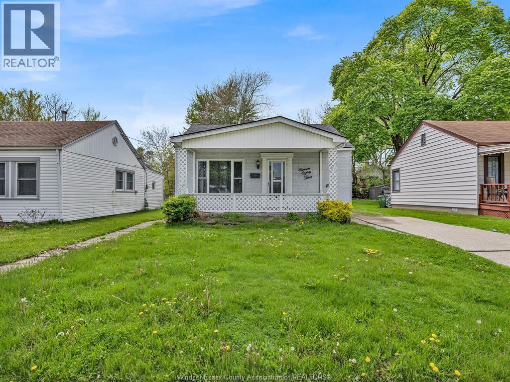 1183 Felix Avenue, Windsor — photograph 2