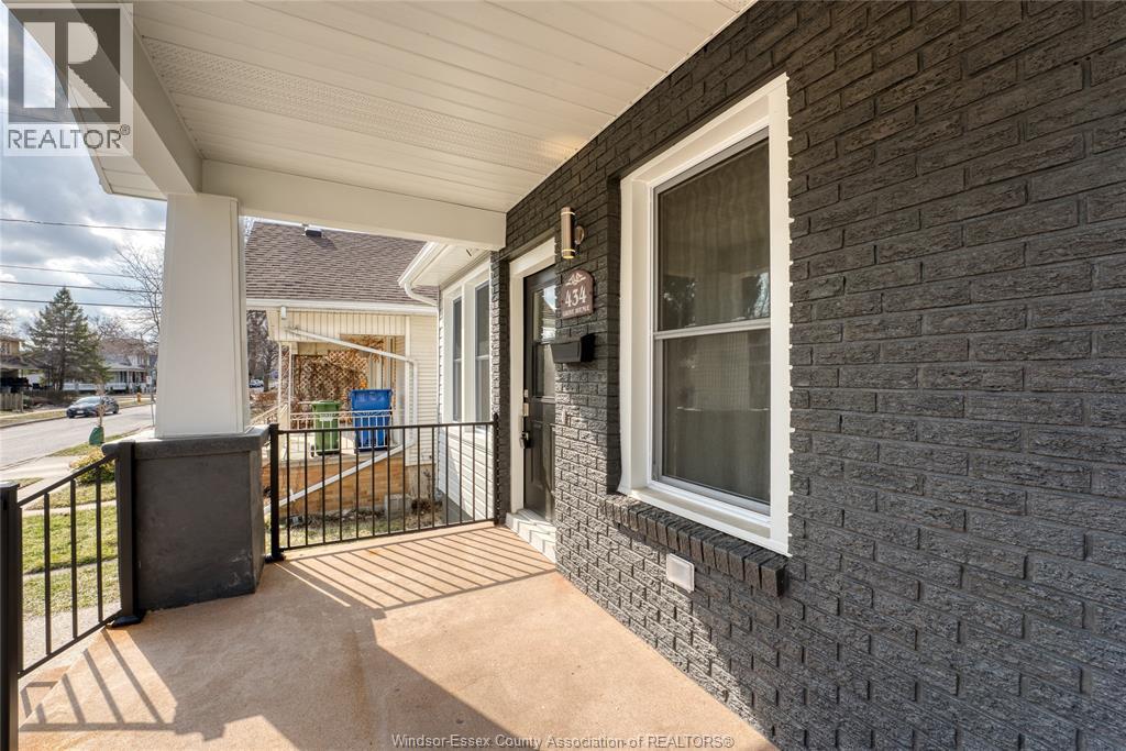 434 Grove Avenue, Windsor — photograph 3
