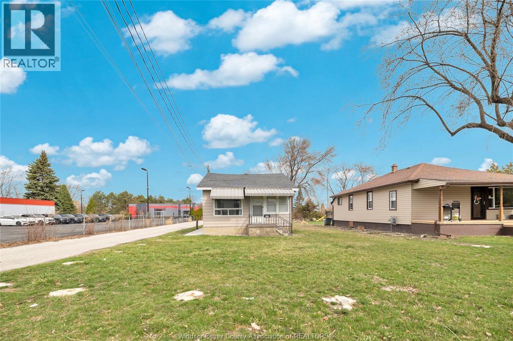 9572 Tecumseh Road, Windsor — primary photograph
