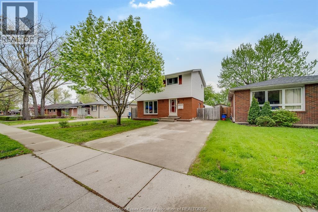 4049 Whitney Avenue, Windsor — photograph 2