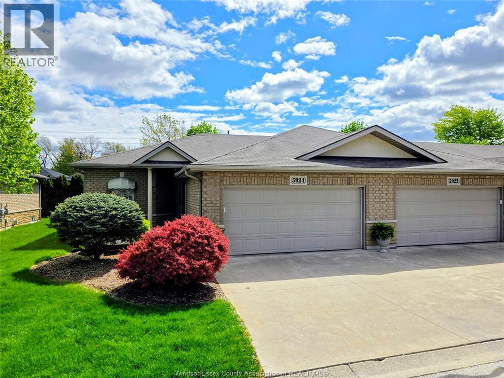 5924 Ballantrae Crescent, Windsor — primary photograph