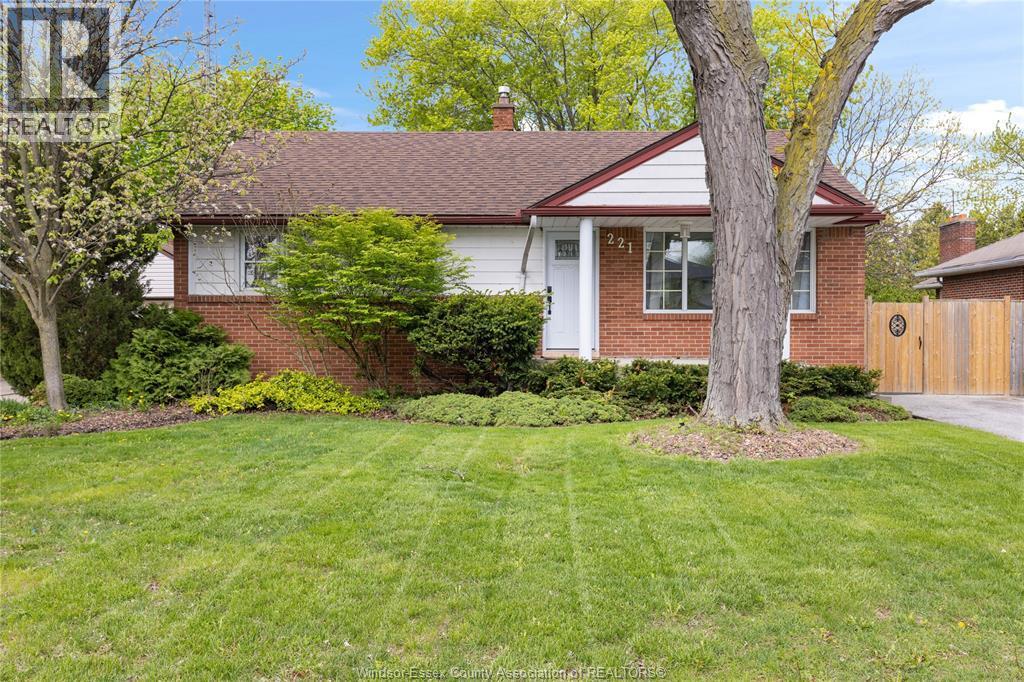 221 Grace Road, Tecumseh — photograph 2