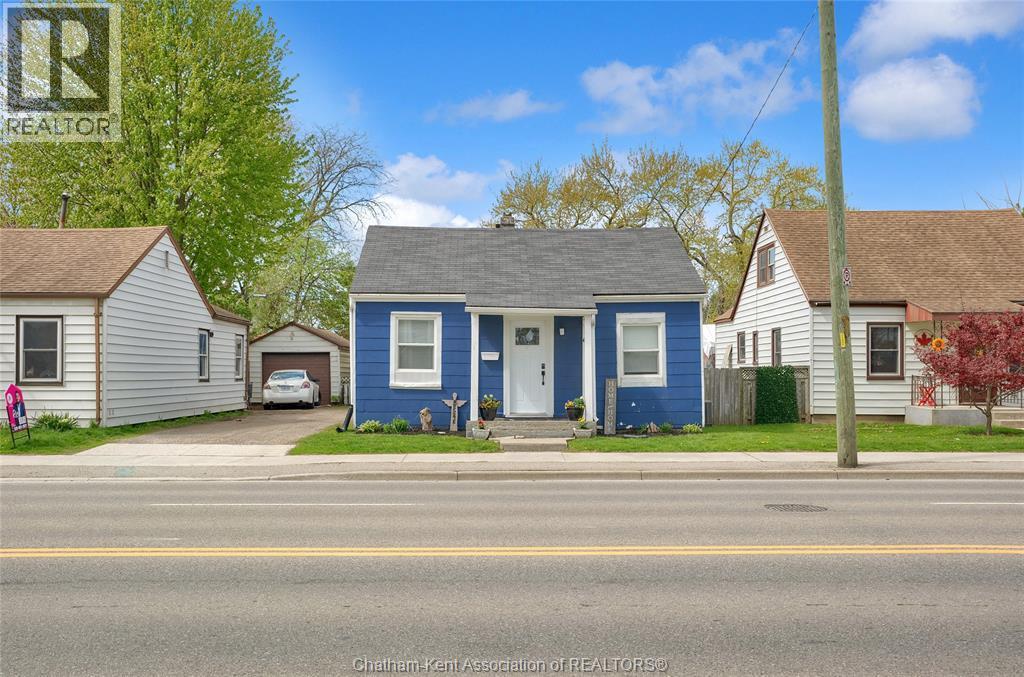 14 McNaughton Avenue, Wallaceburg — photograph 2